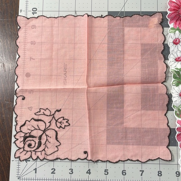 6 vintage/antique handkerchiefs, various fabric, linen, polyester, cotton, - Picture 8 of 12